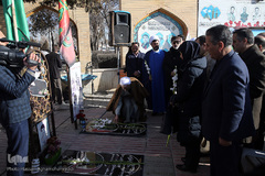 نثار گل و ادای احترام کاروان قرآنی انقلاب به شهدای مدافع حرم و دفاع مقدس اراک