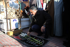 نثار گل و ادای احترام کاروان قرآنی انقلاب به شهدای مدافع حرم و دفاع مقدس اراک