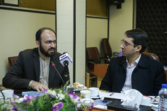 از راست یاسر مدنی، عضو هیئت علمی دانشگاه تهران و کامران شیوندی، عضو هیئت علمی دانشگاه علامه طباطبایی در نشست هم‌اندیشی چهل سال خدمات روان‌شناسی در انقلاب اسلامی