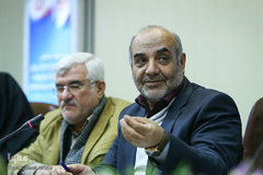 از راست حسین مصباح، مدیر فنی مرکز آموزش و خدمات روانشناسی و مشاوره سازمان قرآنی جهاددانشگاهی و مشاوره و عبدالمجید فروزش در نشست هم‌اندیشی چهل سال خدمات روان‌شناسی در انقلاب اسلامی