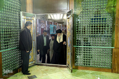 حضور رهبر انقلاب در مرقد امام(ره) و گلزار شهدای بهشت زهرا