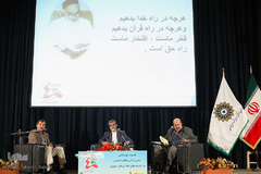 از راست حسین اخوان‌اقدم، پیشکوست قرآنی، محمد خواجوی، پیشکسوت و مدرس قرآن و جواد مظاهری، کارشناس مذهبی در نشست «پژوهش مبانی قرآنی انقلاب اسلامی»