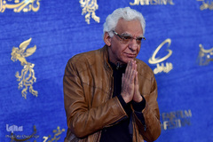 کیومرث پوراحمد در فرش قرمز فیلم تیغ و ترمه در دومین روز سی‌وهفتمین جشنواره فیلم فجر