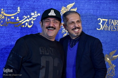 از راست سید جواد رضویان و مهران غفوریان در فرش قرمز عوامل فیلم زهر مار در چهارمین روز سی‌وهفتمین جشنواره فیلم فجر
