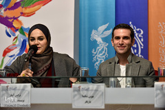 از راست هوتن شکیبا و نرگس آبیار ذر نشست خبری عوامل فیلم «شبی که ماه کامل شد» در پنجمین روز سی‌وهفتمین جشنواره فیلم فجر
