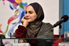 نرگس آبیار در نشست خبری عوامل فیلم «شبی که ماه کامل شد» در پنجمین روز سی‌وهفتمین جشنواره فیلم فجر
