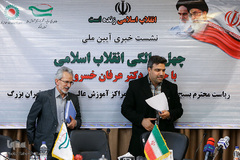 از راست عرفان خسرویان، مسئول بسیج اساتید دانشگاه‌های تهران، محمد شفیعی فرد، معاون پژوهشی بسیج اساتید سازمان بسیج اساتید در نشست خبری آیین ملی چهل سالگی انقلاب اسلامی