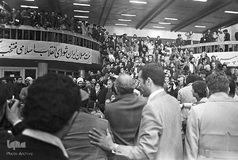 مراسم استقبال از امام خميني بنيانگذار جمهوري اسلامي ايران در فرودگاه مهرآباد. علي اكبر ناطق نوری، هاشم صباغيان، سيد احمد خميني و محمدمهدی ابراهيمي عراقي نیز در تصویر مشاهده می‌شوند.