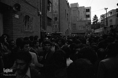 ازدحام مردم در مقابل ساختمان منزل سيد محمود طالقانی براي ديدار با ايشان 