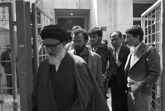 آيت الله سيد محمود طالقانی در حال خارج از شدن از منزل مطهری