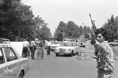 چند مرد مسلح و انقلابی با سنگربندی در مقابل درب ورودی فرودگاه مهرآباد ايست بازرسي ايجاد كرده‌اند 