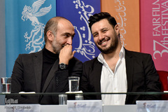 از راست جواد عزتی و هادی حجازی فر در نشست خبری عوامل فیلم «ماجرای نیمروز؛ رد خون» در دهمین روز سی‌وهفتمین جشنواره فیلم فجر
