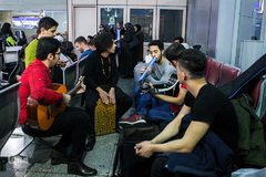 سرود انقلاب در فرودگاه امام(ره)