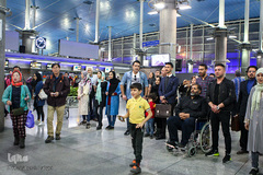 سرود انقلاب در فرودگاه امام(ره)