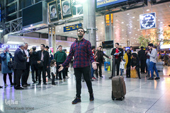 سرود انقلاب در فرودگاه امام(ره)