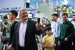 سرود انقلاب در فرودگاه امام(ره)