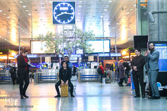 سرود انقلاب در فرودگاه امام(ره)