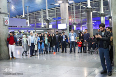 سرود انقلاب در فرودگاه امام(ره)