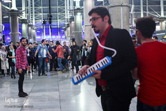 سرود انقلاب در فرودگاه امام(ره)