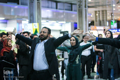 سرود انقلاب در فرودگاه امام(ره)