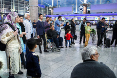 سرود انقلاب در فرودگاه امام(ره)