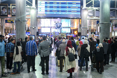 سرود انقلاب در فرودگاه امام(ره)