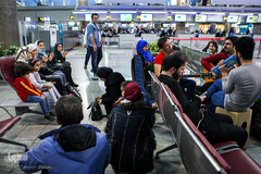 سرود انقلاب در فرودگاه امام(ره)