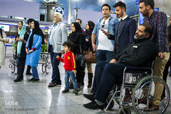 سرود انقلاب در فرودگاه امام(ره)