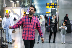 سرود انقلاب در فرودگاه امام(ره)