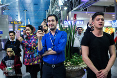 سرود انقلاب در فرودگاه امام(ره)