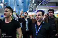 سرود انقلاب در فرودگاه امام(ره)