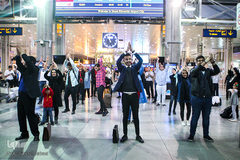 سرود انقلاب در فرودگاه امام(ره)