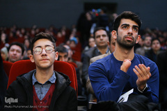 از راست شاهین ایزدیار، قهرمان پارالمپیک و آرین غلامی، قهرمان شطرنج در آیین تجلیل از نخبگان نسل سوم انقلاب اسلامی