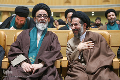از راست حجت الاسلام والمسلمین سید محمد حسن ابوترابی  و حجت‌الاسلام سیدمحمدعلی آل هاشم، نماینده ولی فقیه و امام جمعه تبریز در دومین همایش بزرگ سادات در سالن اجلاس سران