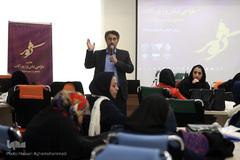 سخنرانی رحیم خاکی، رئیس مرکز رشد واحدهای فناور هنرهای قرآنی در مراسم افتتاحیه اولین هکاتون قرآنی لباس و زیور آلات