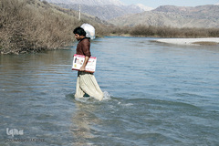 محمد، یکی از مردان روستا است که کمک‌ها را از رودخانه عبور می‌دهد، او دو فرزند خود را برای تحصیل در مدرسه به همین شکل از آب عبور می‌دهد.
