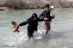 بی‌بی به کمک محمد از رودخانه عبور می‌کند؛ او همراه کودکش برای دیدن اقوامش از رودخانه عبور و به روستای دیگری می‌رود، بی‌بی مرغ را برای چشم روشنی، پیشکش می‌برد.
