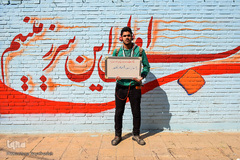 پسر جوانی که بازیگر تئائر است: به هرکس اعتماد نکنند.
