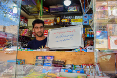 مرد جوانی که در دکه روزنامه‌فروشی کار می‌کند: زنان امروزی با پشتکار خود به آرزوهای خود برسند...
