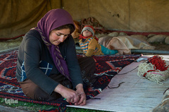 پروین خدری از عشایر روستای چشمه شاه لالی است که تحت پوشش کمیته امداد امام خمینی(ره) قرار دارد. زنان بختیاری بسیاری لوازم مورد احتیاج خود را خودشان تهیه می‌کند، از جمله بافت قالی که هم برای فروش و هم استفاده شخصی است.