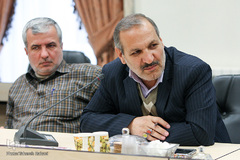 از راست سید مهدی پورموسوی، مدیرعامل سیستان و بلوچستان، محمدحسین اسلامی، مدیرعامل اتحادیه قرآنی فارس در نشست مدیران عامل اتحادیه مؤسسات مردمی و تشکل‌های قرآن و عترت استان‌ها