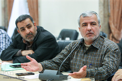 از راست محمدحسین اسلامی، مدیرعامل اتحادیه قرآنی فارس، حسین خاکساری از اصفهان در نشست مدیران عامل اتحادیه مؤسسات مردمی و تشکل‌های قرآن و عترت استان‌ها