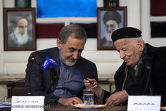 از راست مهدی محقق و علی اکبر ولایتی در نشست خبری کنگره «هزاره ابوریحان بیرونی»