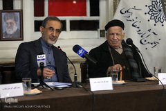 از راست مهدی محقق و علی اکبر ولایتی در نشست خبری کنگره «هزاره ابوریحان بیرونی»