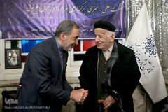 از راست علی‌اکبر ولایتی رئیس هیئت امنای دانشگاه آزاد اسلامی و مهدی محقق، رئیس هیئت مدیره انجمن آثار و مفاخر فرهنگی