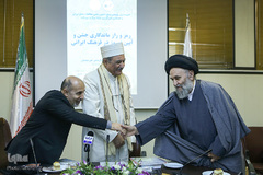 از راست حجت الاسلام سيد ابوالفتح دعوتی، اردشیر خورشیدیان، رئیس انجمن موبدان ایران، محمد منصوری، مسئول کمیته دین پژوهی انجمن مطالعات ایران در نشست علمی «رمز و راز ماندگاری جشن آیین نوروز در فرهنگ ایرانی»