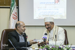 از راست اردشیر خورشیدیان، رئیس انجمن موبدان ایران، محمد منصوری، مسئول کمیته دین پژوهی انجمن مطالعات ایران در نشست علمی «رمز و راز ماندگاری جشن آیین نوروز در فرهنگ ایرانی»