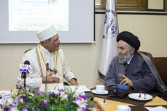 از راست، حجت الاسلام سيد ابوالفتح دعوتي عضو شوراي مركزي جمعيت وفاداران انقلاب اسلامي، اردشیر خورشیدیان، رئیس انجمن موبدان ایران در نشست علمی «رمز و راز ماندگاری جشن آیین نوروز در فرهنگ ایرانی»