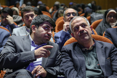 از راست احمد مسجد جامعی، عضو شورای شهر تهران و عیسی علیزاده، معاون فرهنگی جهاددانشگاهی در اختتامیه طرح ملی ایران مرز پرگهر