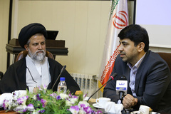 از راست عیسی علیزاده، معاون فرهنگی جهاددانشگاهی، حجت‌الاسلام والمسلمین سیدمهدی سیدمحمدی، سرپرست معاونت فرهنگی سازمان بهزیستی کشور در مراسم اختتامیه طرح «مشکوة»